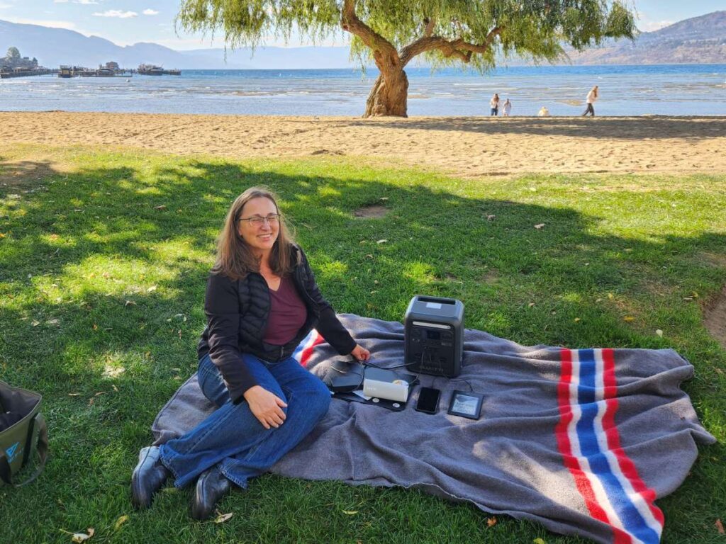 BLUETTI Elite 100 Mini charging devices at park with woman